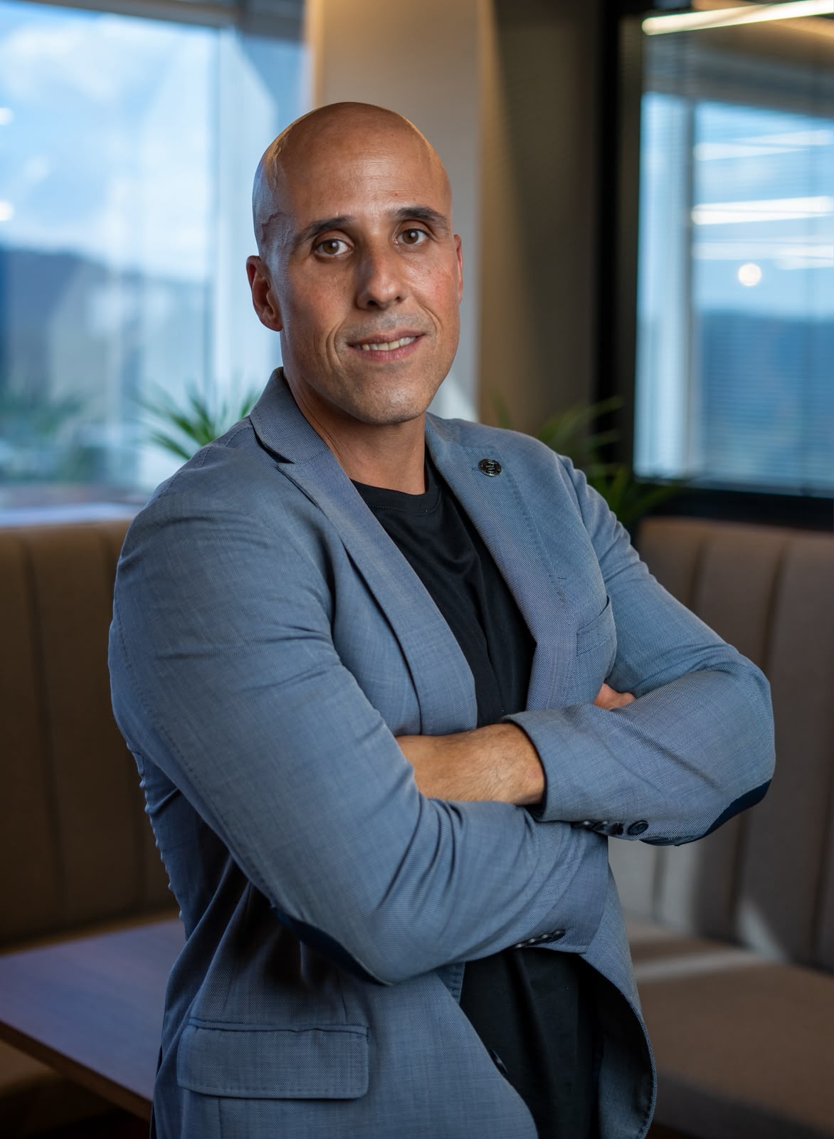 Samuel Kiss, hipnoterapeuta clínico, de braços cruzados em ambiente corporativo